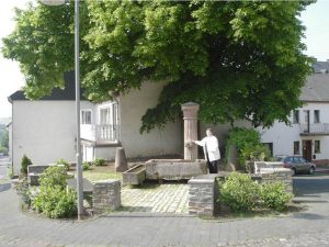 Weinort Klüsserath: Dorfplatz mit Gerichtslinde